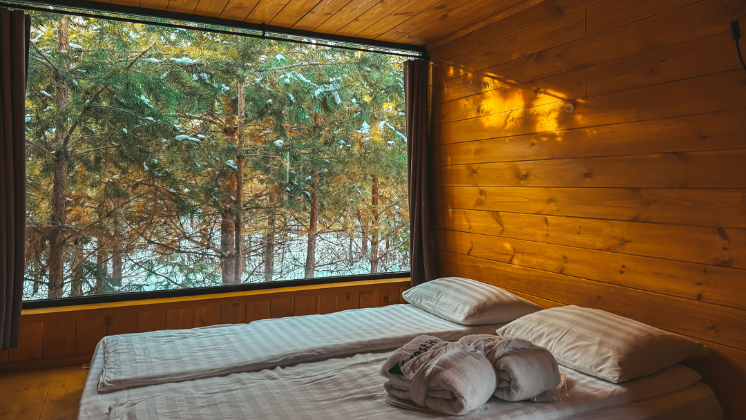 Домики с большим окном