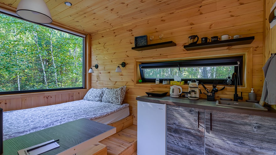 Домик с большим окном