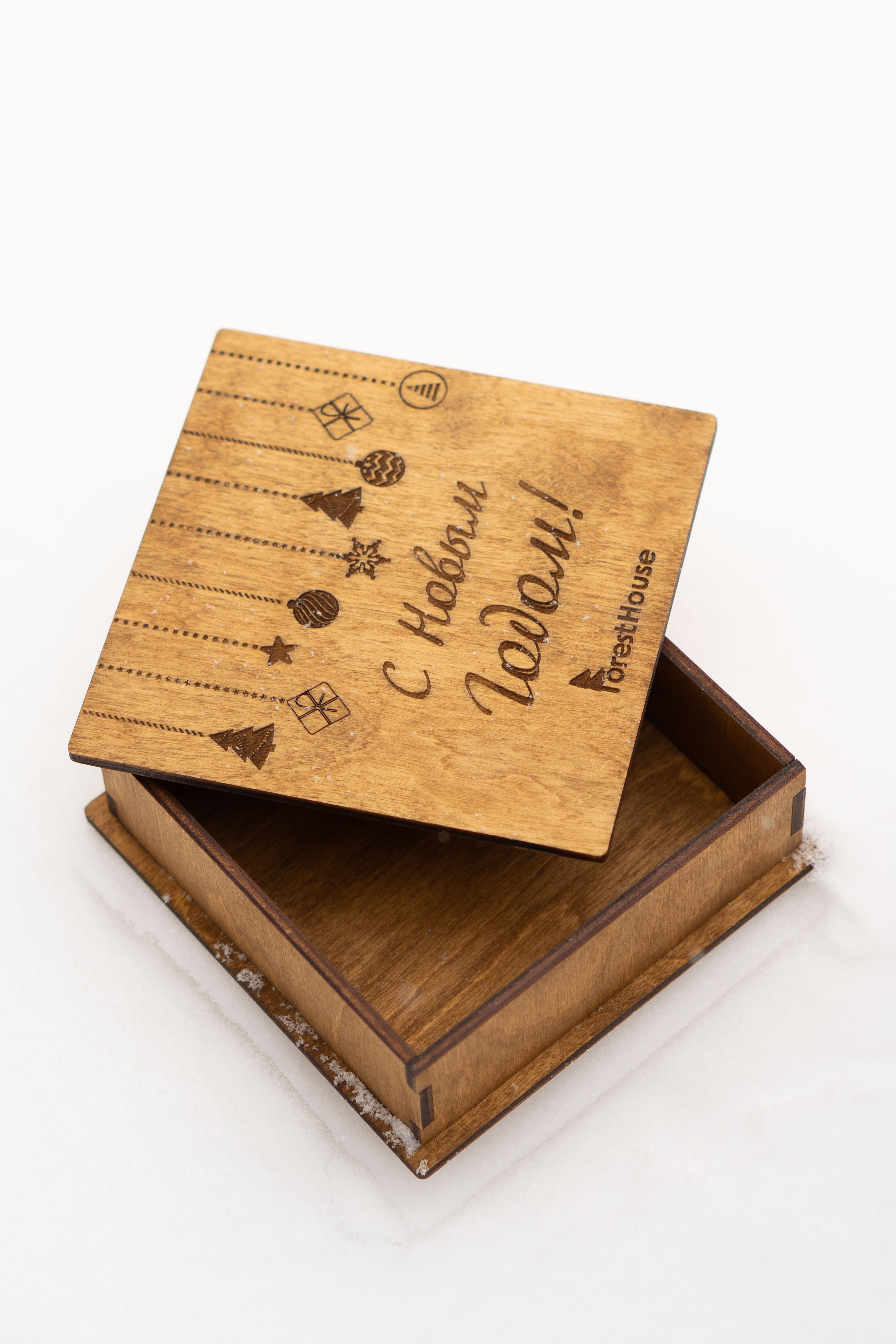 Деревянная шкатулка